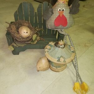 Bird and bench decor